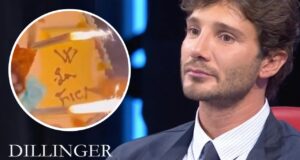 Una raffinata torta per il compleanno di De Martino. Peccato solo per la scritta...