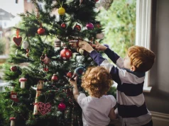 Reggio Emilia, la scuola cancella Gesù dai canti di Natale: quando l’inclusione diventa negazione